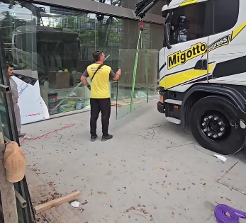 Içamentos de vidros com guindaste articulado